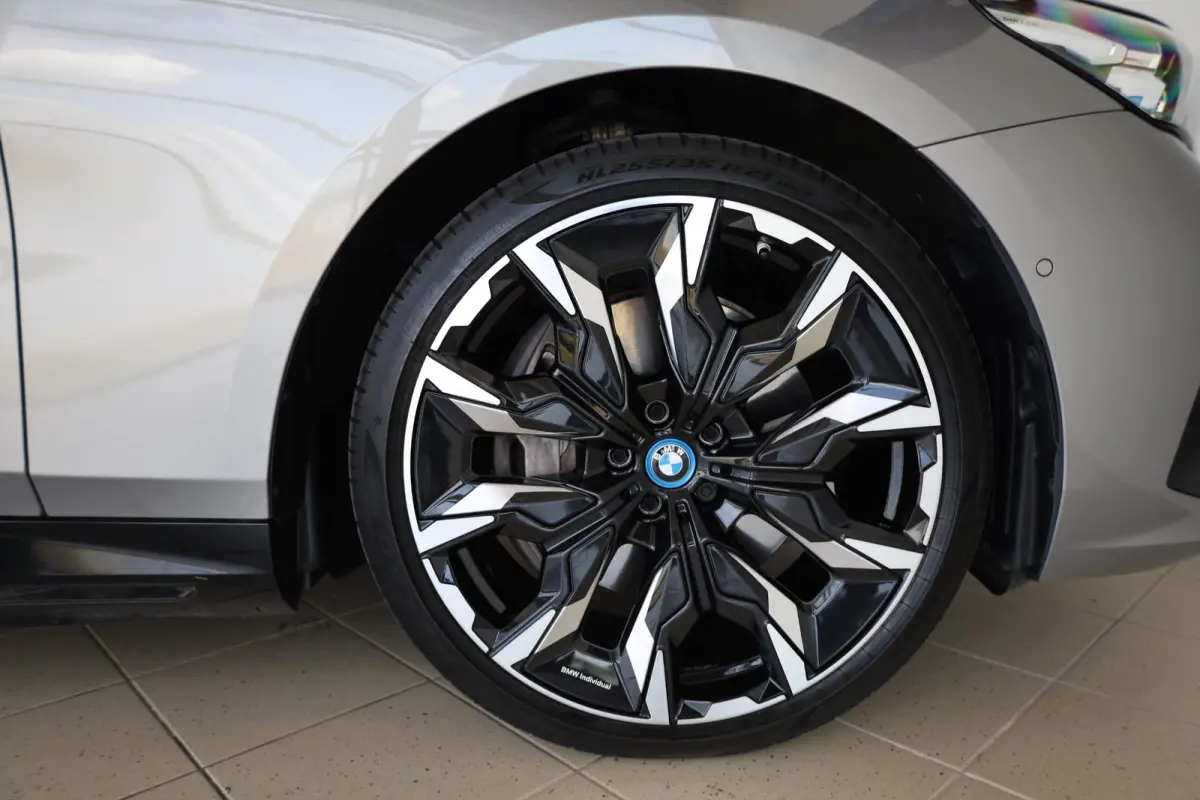 550e xDrive | Comfortstoelen | Bowers & Wilkins | M Sportpakket | Panoramadak | Stoelventilatie | Adaptief onderstel professional |