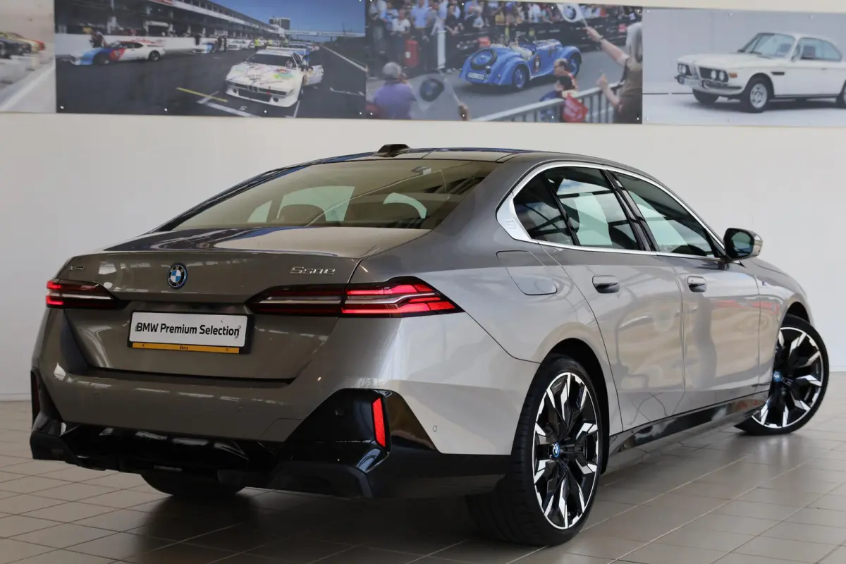 550e xDrive | Comfortstoelen | Bowers & Wilkins | M Sportpakket | Panoramadak | Stoelventilatie | Adaptief onderstel professional |