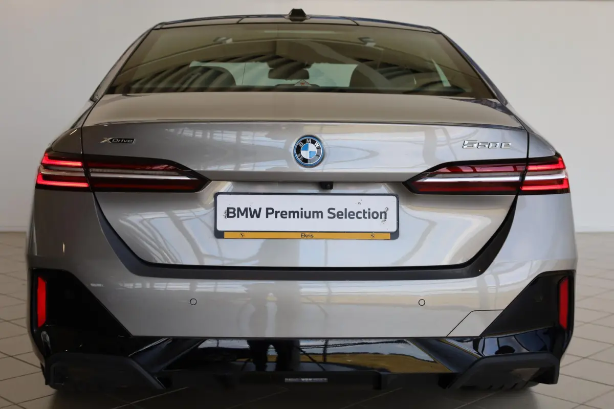 550e xDrive | Comfortstoelen | Bowers & Wilkins | M Sportpakket | Panoramadak | Stoelventilatie | Adaptief onderstel professional |
