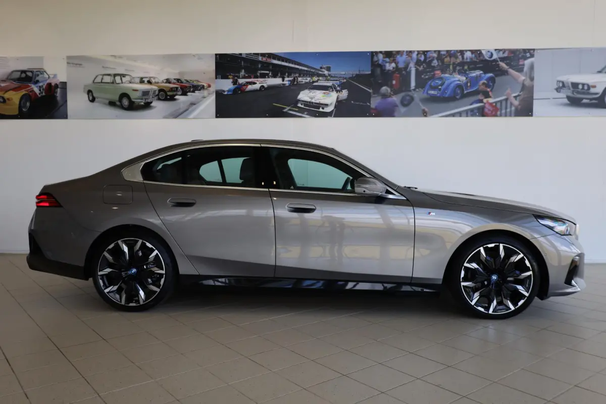 550e xDrive | Comfortstoelen | Bowers & Wilkins | M Sportpakket | Panoramadak | Stoelventilatie | Adaptief onderstel professional |