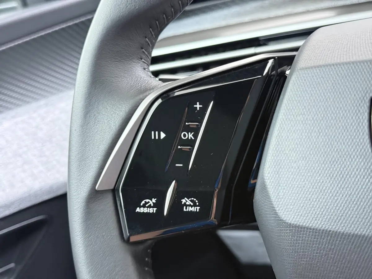 Allure 136pk Hybrid Automaat | Navigatie | Camera | Cruise control | Lichtmetalen velgen 19 inch | Apple Carplay en Android auto draadloos