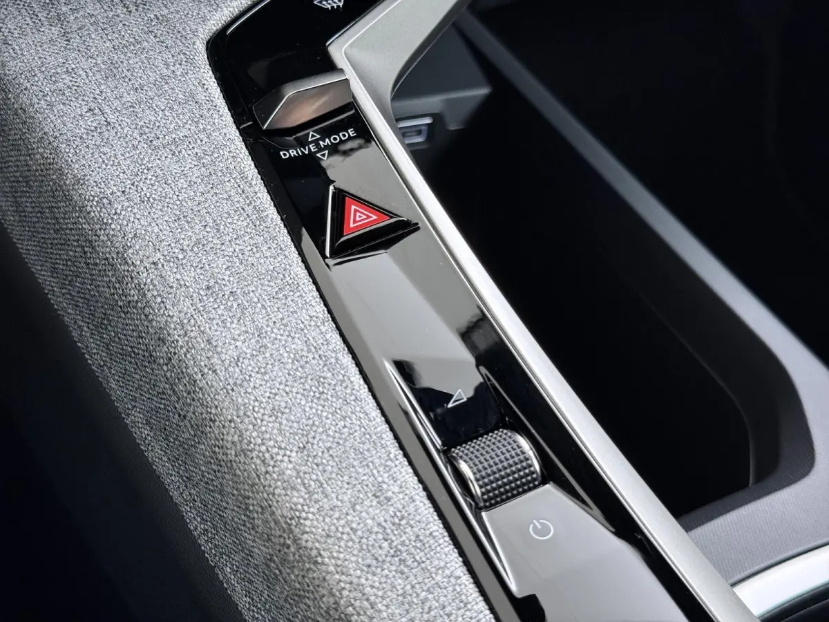 Allure 136pk Hybrid Automaat | Navigatie | Camera | Cruise control | Lichtmetalen velgen 19 inch | Apple Carplay en Android auto draadloos