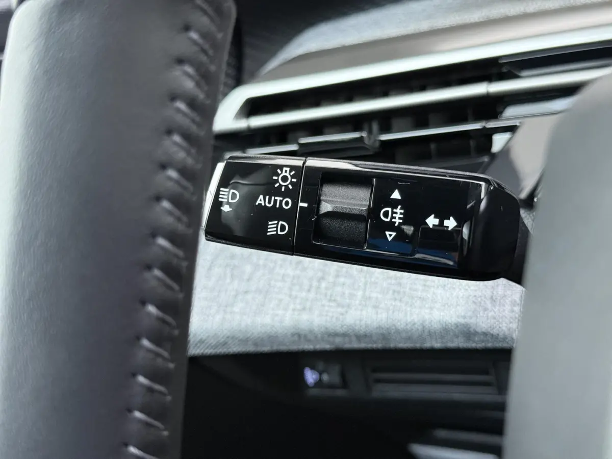 Allure 136pk Hybrid Automaat | Navigatie | Camera | Cruise control | Lichtmetalen velgen 19 inch | Apple Carplay en Android auto draadloos