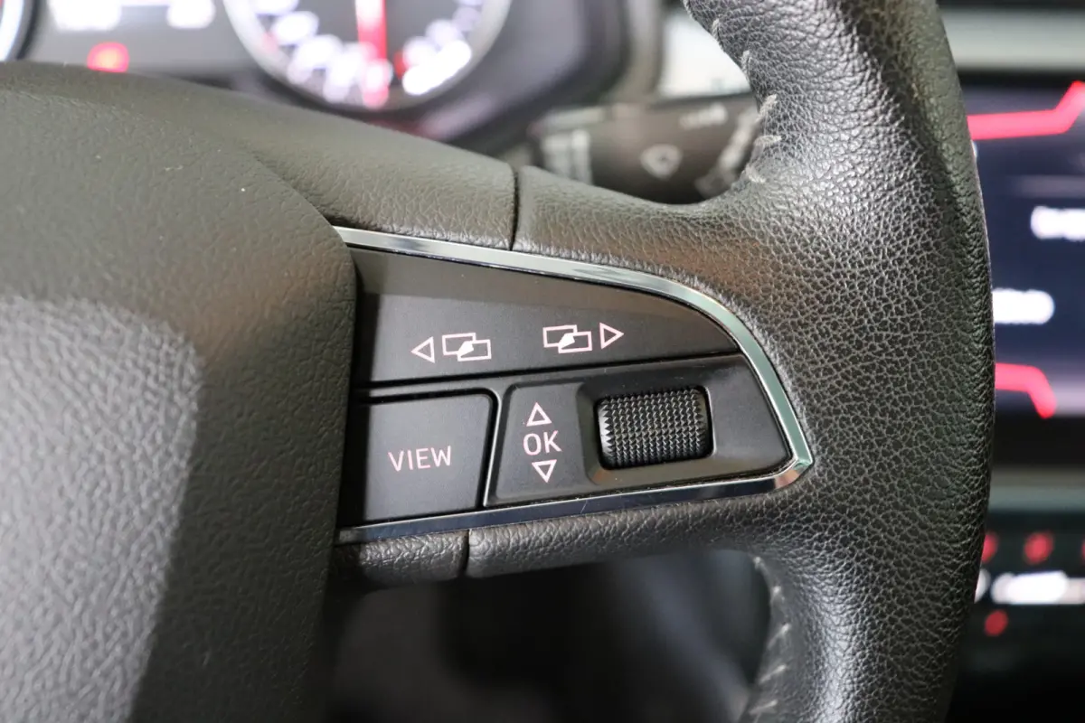 1.0 TSI Style Business Intense. Navigatie. dealeronderhouden.