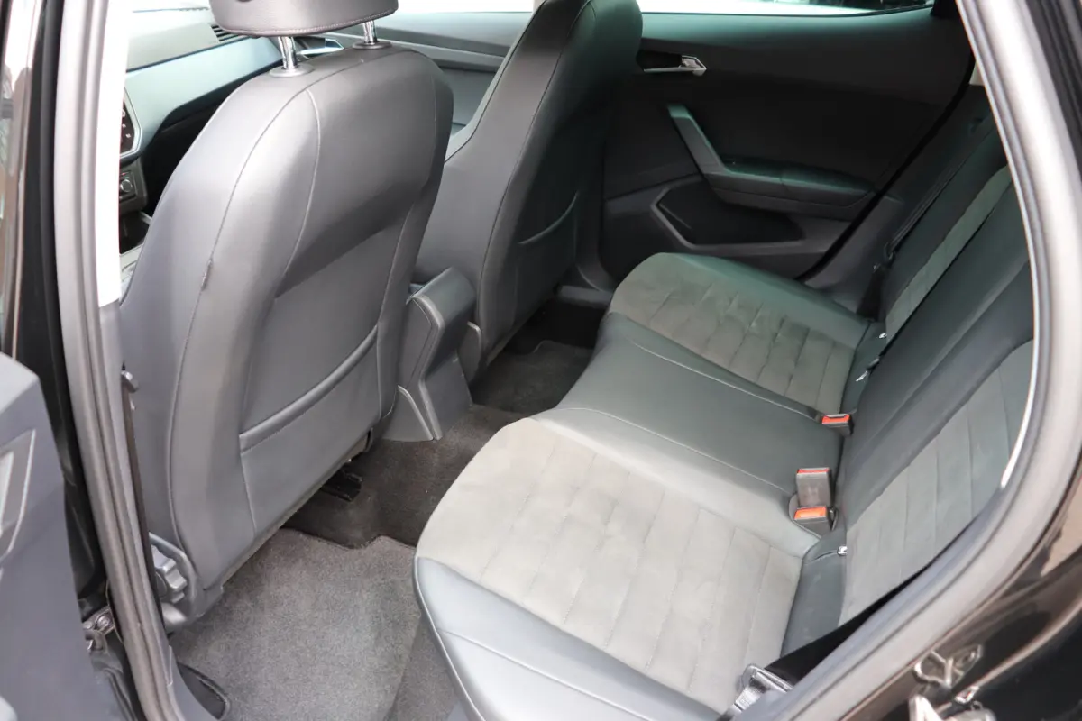 1.0 TSI Style Business Intense. Navigatie. dealeronderhouden.