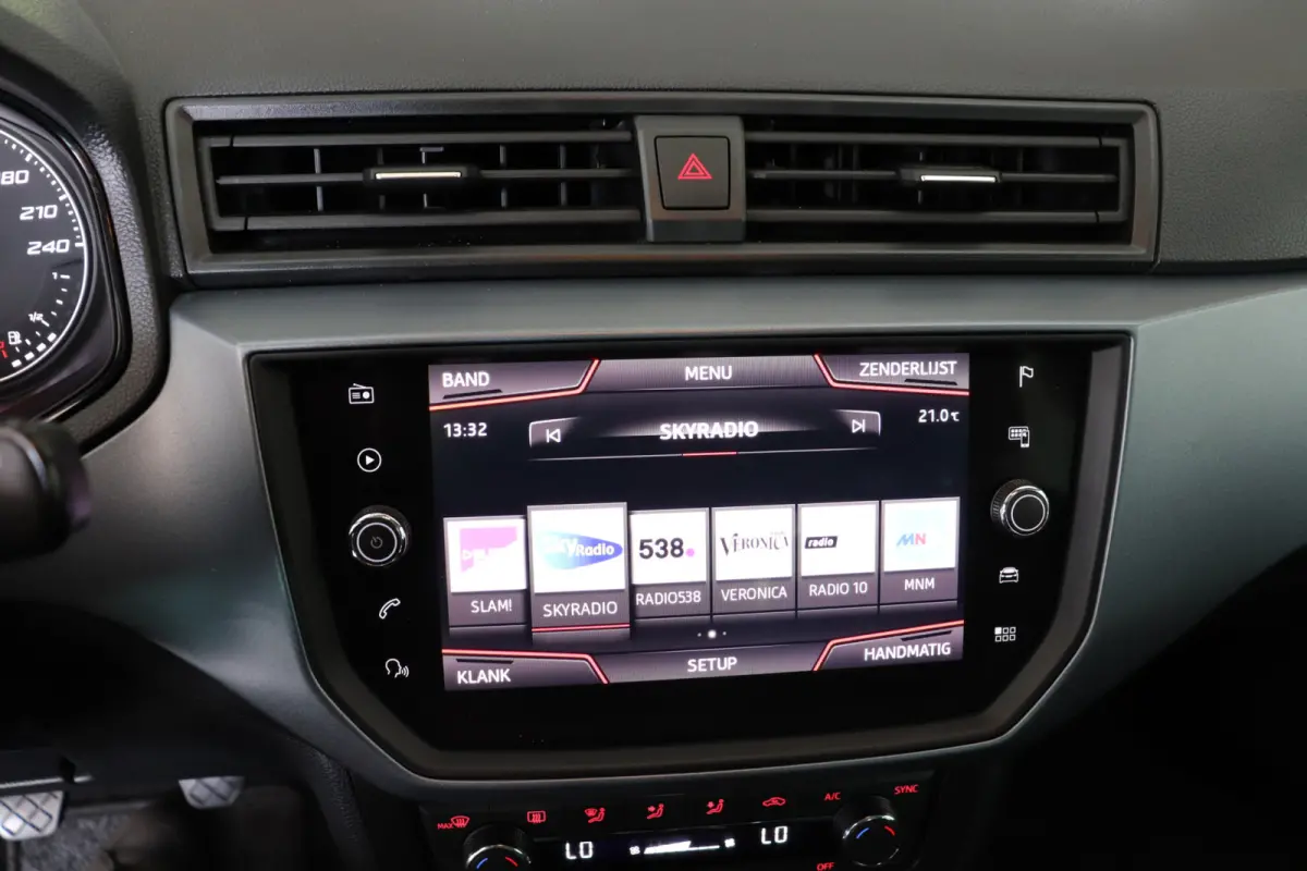 1.0 TSI Style Business Intense. Navigatie. dealeronderhouden.