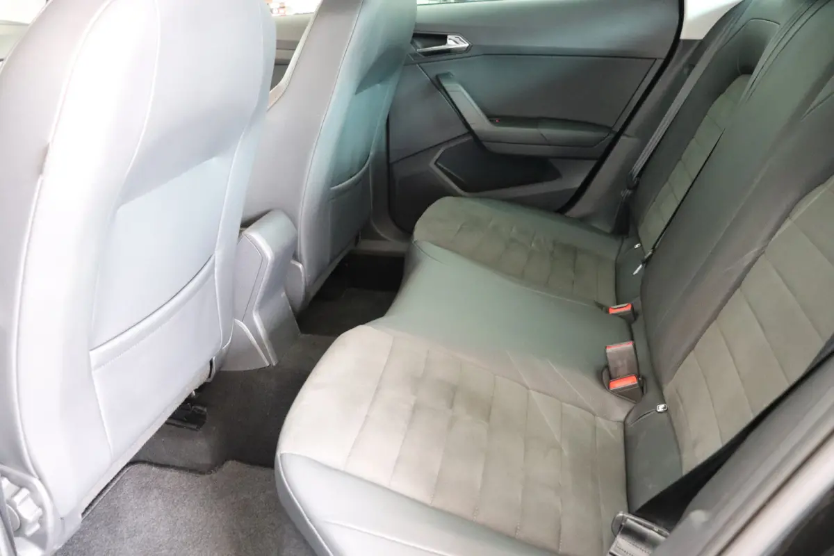 1.0 TSI Style Business Intense. Navigatie. dealeronderhouden.