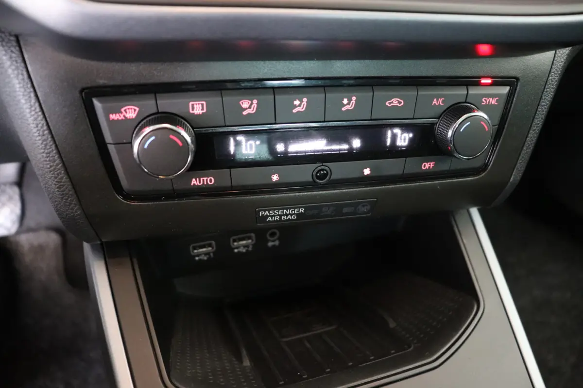 1.0 TSI Style Business Intense. Navigatie. dealeronderhouden.