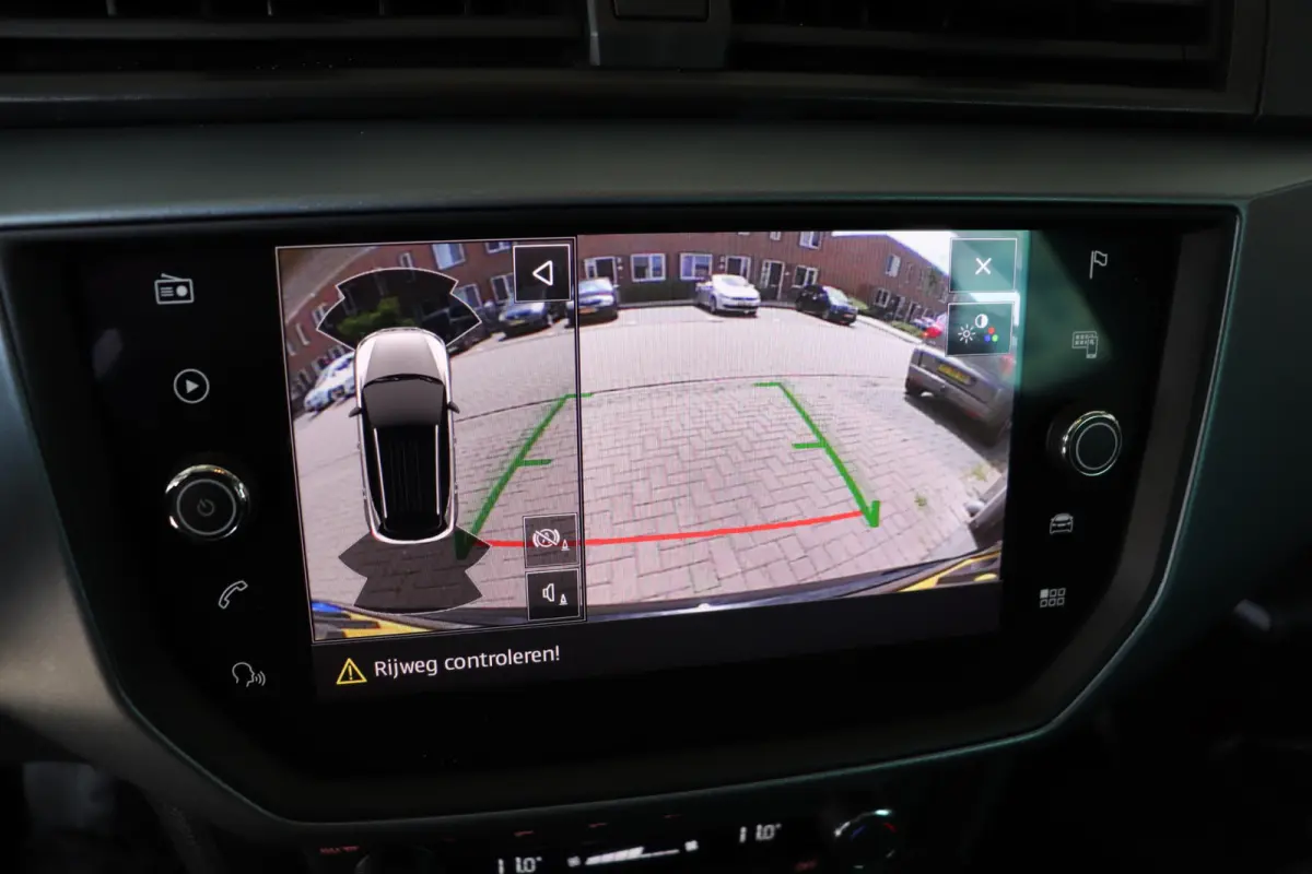 1.0 TSI Style Business Intense. Navigatie. dealeronderhouden.