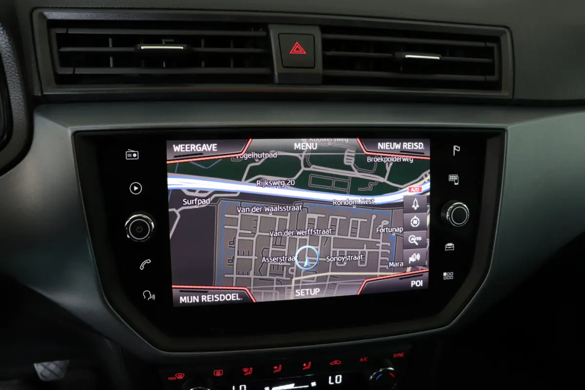 1.0 TSI Style Business Intense. Navigatie. dealeronderhouden.
