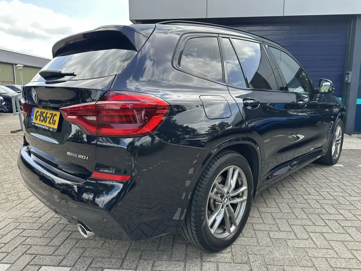sDrive20i Launch Edition High Executive M SPORT PANORAMADAK LEDER NAVIGATIE TREKHAAK AFNEEMBAAR