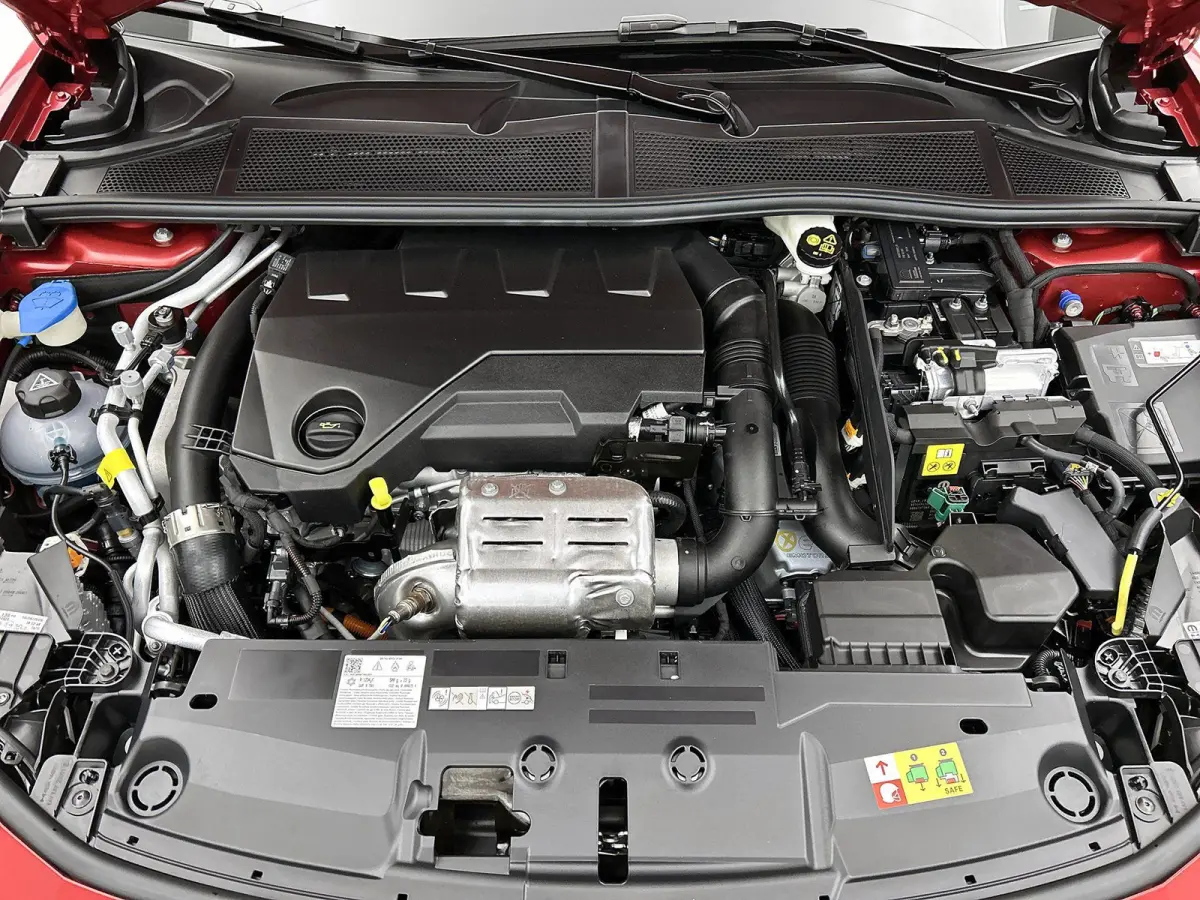 1.6 GT Exclusive Plug-In Hybrid 240 PK | Navigatie | 20" Lichtmetaal | Lederen bekleding | Adaptive Cruise Control | Elektrische Kofferklep | 80 Km Actieradius WLTP