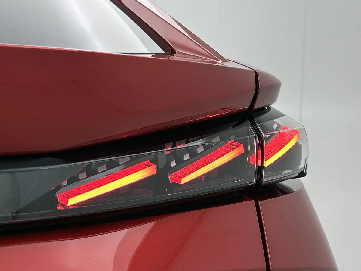1.6 GT Exclusive Plug-In Hybrid 240 PK | Navigatie | 20" Lichtmetaal | Lederen bekleding | Adaptive Cruise Control | Elektrische Kofferklep | 80 Km Actieradius WLTP