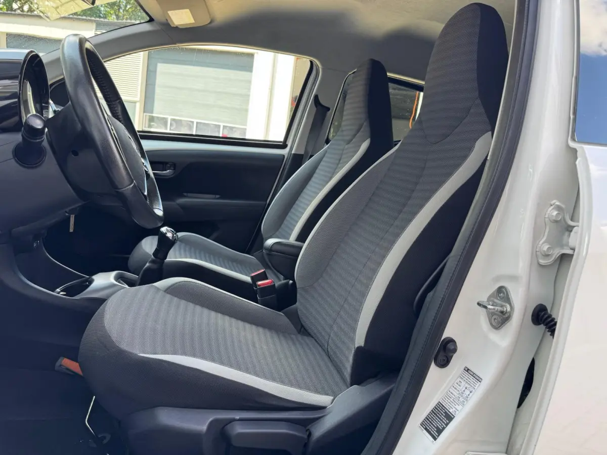 1.0 VVT-i x-first | LED | CarPlay | Camera | Navigatie | Airco | Limit Cruise