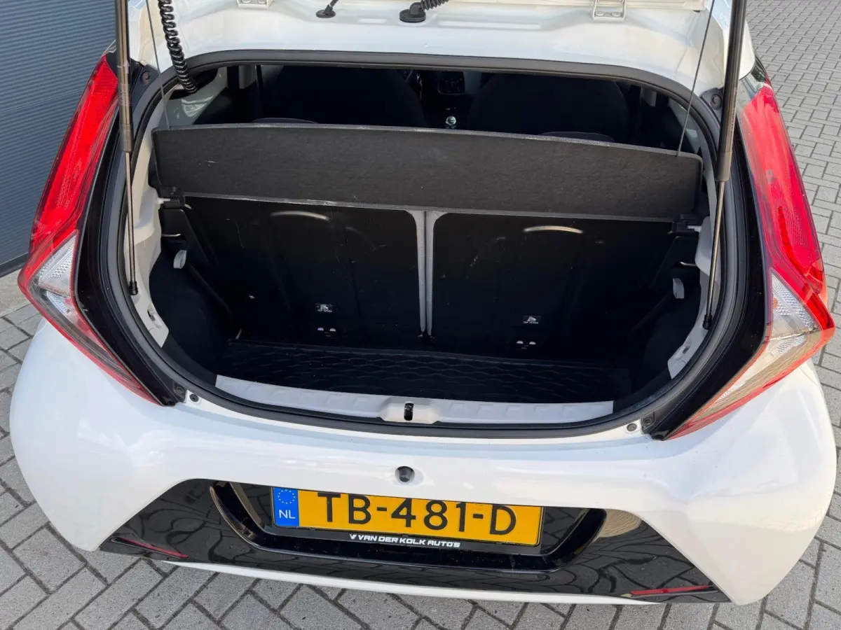 1.0 VVT-i x-first | LED | CarPlay | Camera | Navigatie | Airco | Limit Cruise