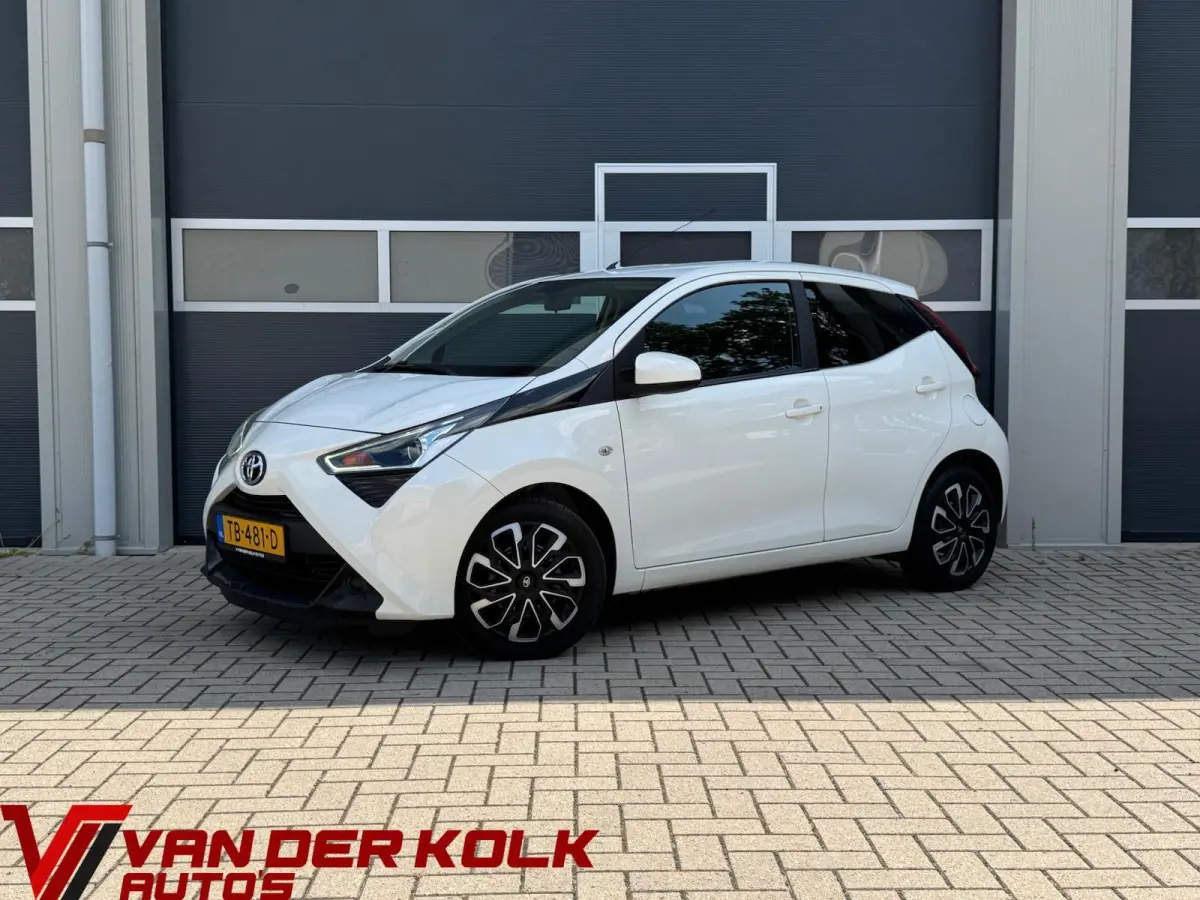 1.0 VVT-i x-first | LED | CarPlay | Camera | Navigatie | Airco | Limit Cruise