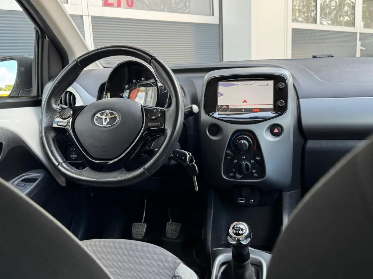 1.0 VVT-i x-first | LED | CarPlay | Camera | Navigatie | Airco | Limit Cruise