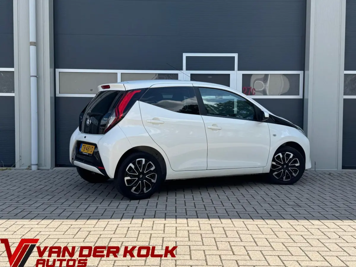 1.0 VVT-i x-first | LED | CarPlay | Camera | Navigatie | Airco | Limit Cruise