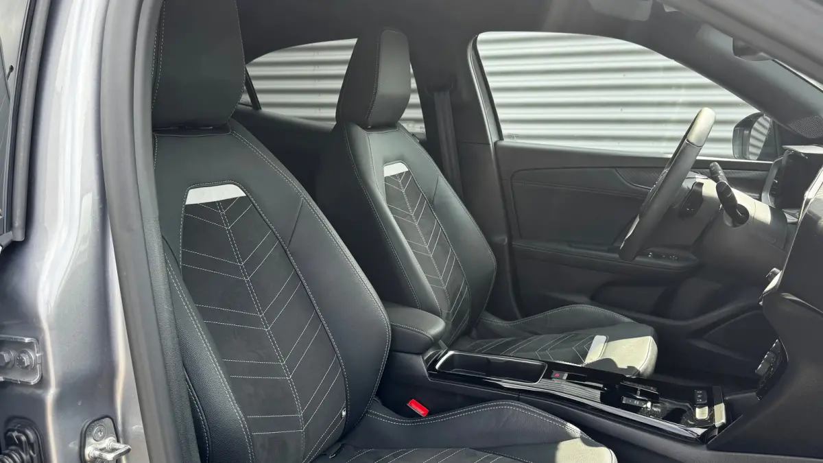 1.2 TURBO 130PK ULTIMATE AUTOMAAT / NAVI / LEDER / CLIMA / LED / PDC / 18" LMV / CAMERA / KEYLESS / ALCANTARA / ADAPT. CRUISECONTROL  !!
