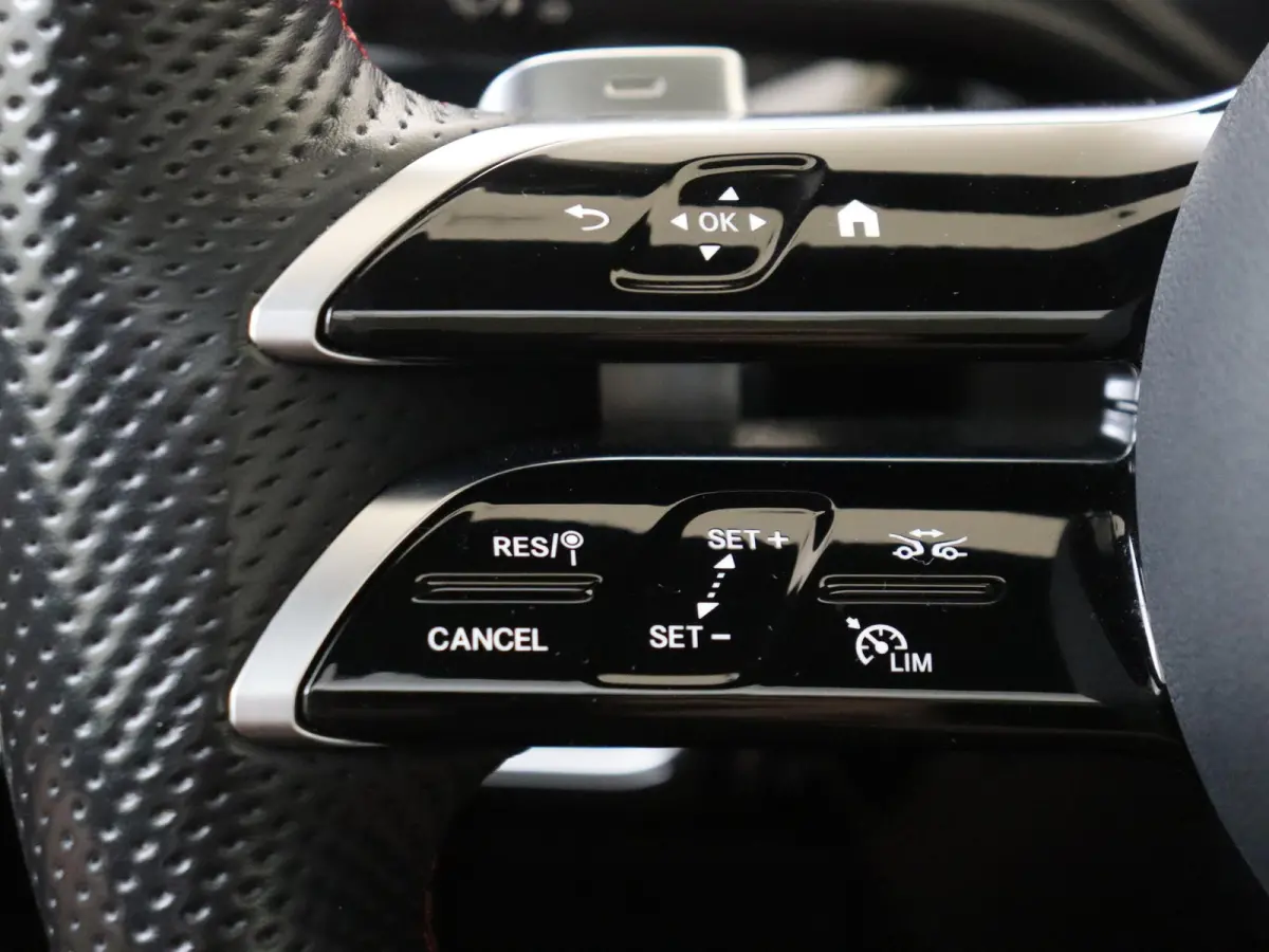 250 e Star Edition AMG Line Plus Panoramadak / Head-up / Memory Seats / 360 Camera / 19'' Multispaak velgen / Sfeerverlichting