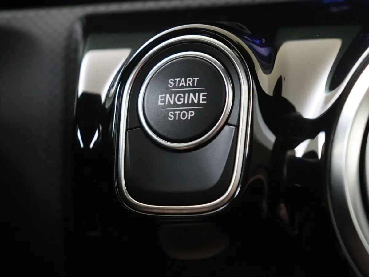 250 e Star Edition AMG Line Plus Panoramadak / Head-up / Memory Seats / 360 Camera / 19'' Multispaak velgen / Sfeerverlichting