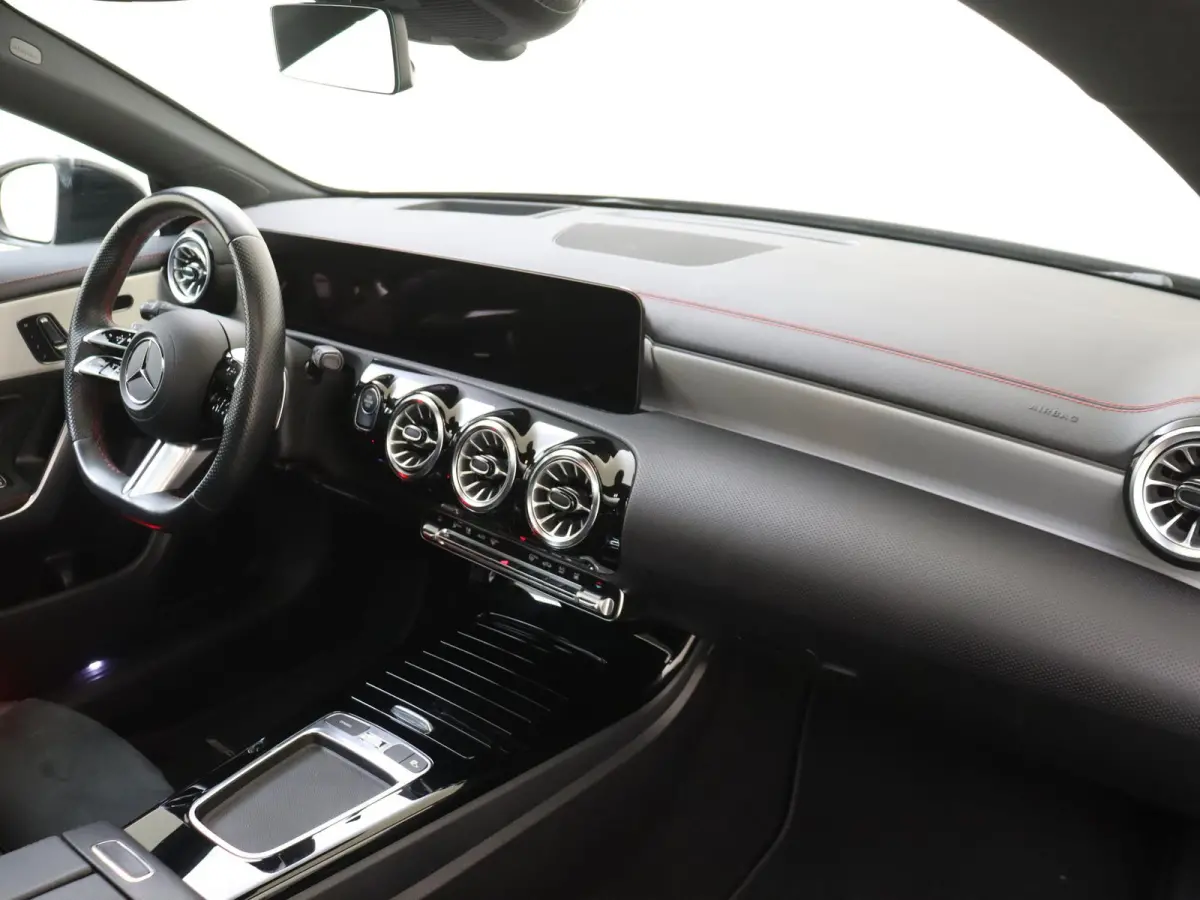 250 e Star Edition AMG Line Plus Panoramadak / Head-up / Memory Seats / 360 Camera / 19'' Multispaak velgen / Sfeerverlichting