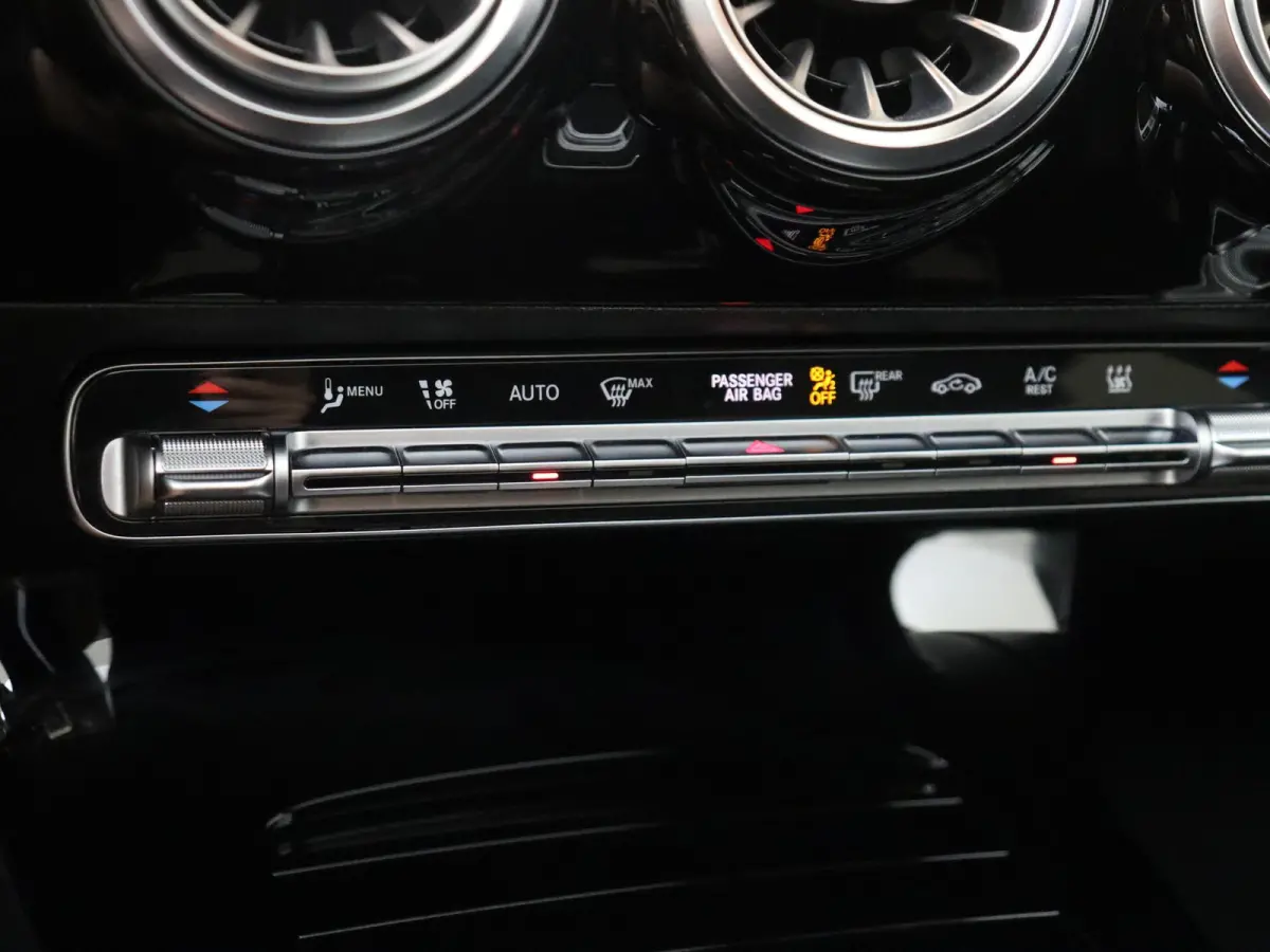 250 e Star Edition AMG Line Plus Panoramadak / Head-up / Memory Seats / 360 Camera / 19'' Multispaak velgen / Sfeerverlichting