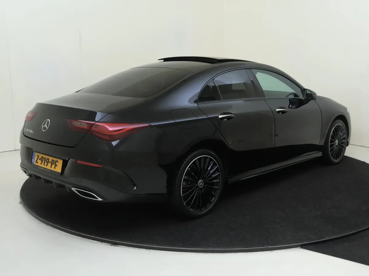250 e Star Edition AMG Line Plus Panoramadak / Head-up / Memory Seats / 360 Camera / 19'' Multispaak velgen / Sfeerverlichting