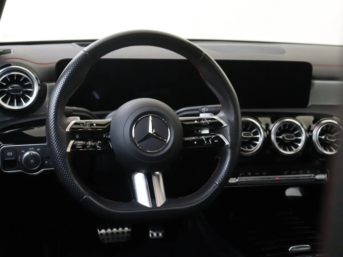250 e Star Edition AMG Line Plus Panoramadak / Head-up / Memory Seats / 360 Camera / 19'' Multispaak velgen / Sfeerverlichting