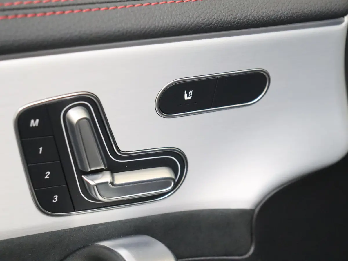 250 e Star Edition AMG Line Plus Panoramadak / Head-up / Memory Seats / 360 Camera / 19'' Multispaak velgen / Sfeerverlichting
