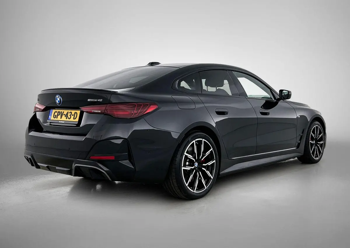 eDrive40 84 kWh | WORDT VERWACHT | M-SPORT | ACHTERUITRIJCAMERA | TREKHAAK | ELEKTRISCHE KOFFERKLEP | STOELVERWARMING | SFEERVERLICHTING | LEDER | APPLE CARPLAY - ANDROID AUTO | NAVIGATIE |