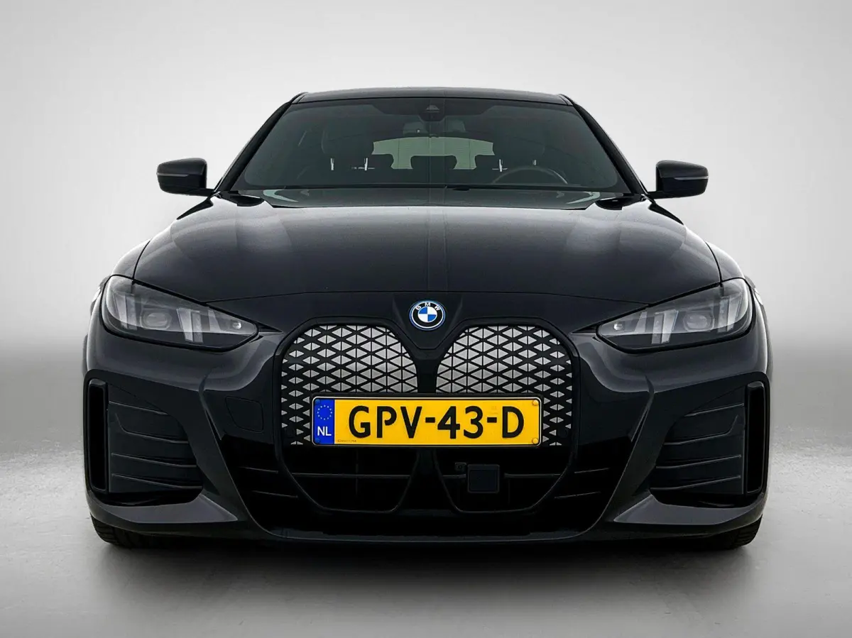 eDrive40 84 kWh | WORDT VERWACHT | M-SPORT | ACHTERUITRIJCAMERA | TREKHAAK | ELEKTRISCHE KOFFERKLEP | STOELVERWARMING | SFEERVERLICHTING | LEDER | APPLE CARPLAY - ANDROID AUTO | NAVIGATIE |