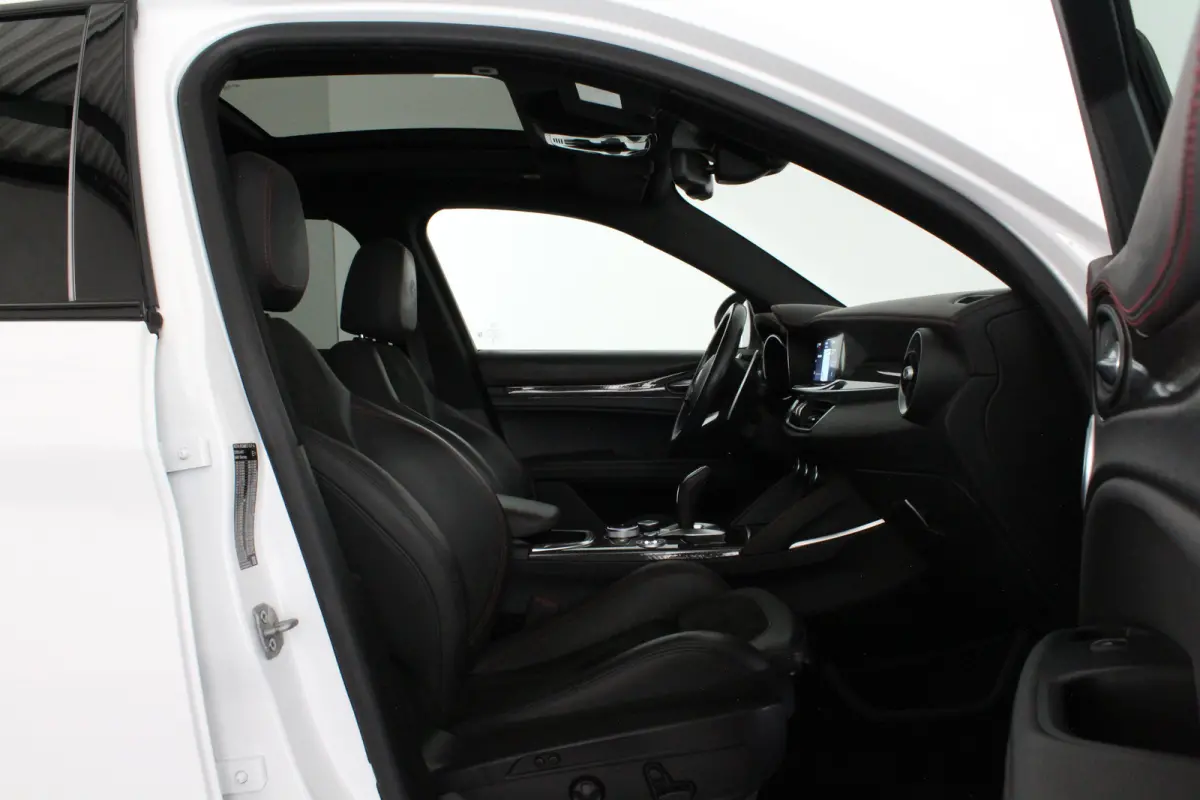 2.0 T AWD Veloce > 280pk/Akrapovic/Pano.schuif/21Inch Turismo/Trekhaak...