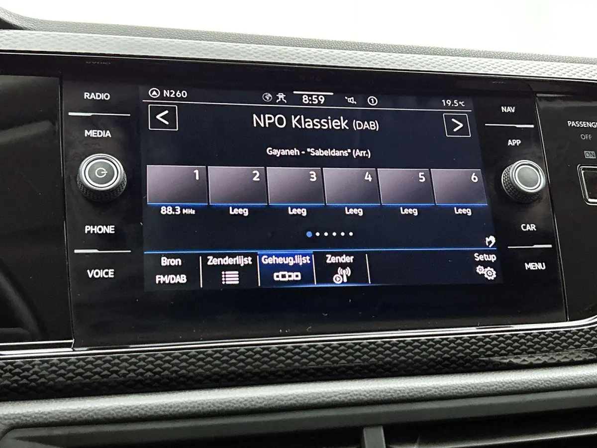1.0 TSI Life Business 95pk | Navigatie | airco (automatisch) | Stoel verwarming | Parkeer sensoren voor en achter | Apple Carplay/Android Auto | Cruise control adaptief |