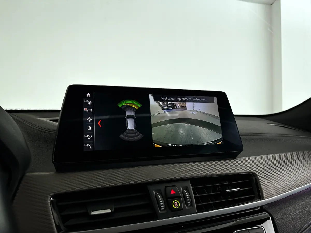 xDrive25e High Executive | Panoramadak | Parkeercamera | Head-up display | Stoelverwarming | Cruise control