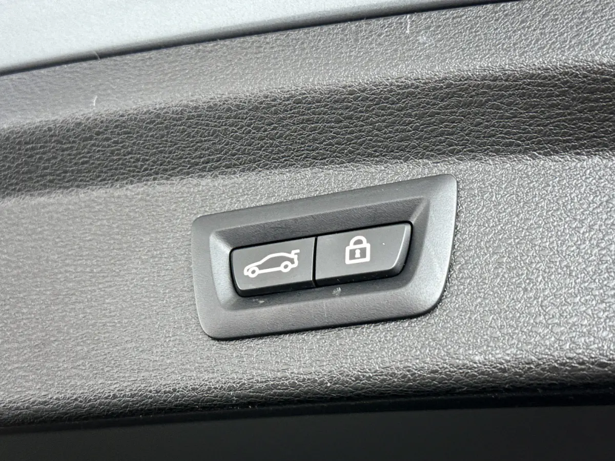 xDrive25e High Executive | Panoramadak | Parkeercamera | Head-up display | Stoelverwarming | Cruise control