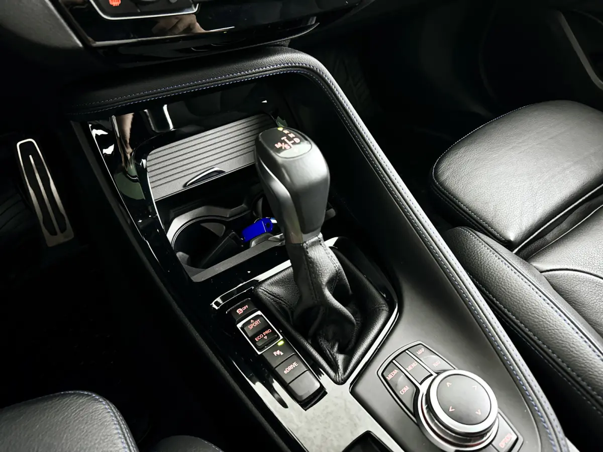 xDrive25e High Executive | Panoramadak | Parkeercamera | Head-up display | Stoelverwarming | Cruise control
