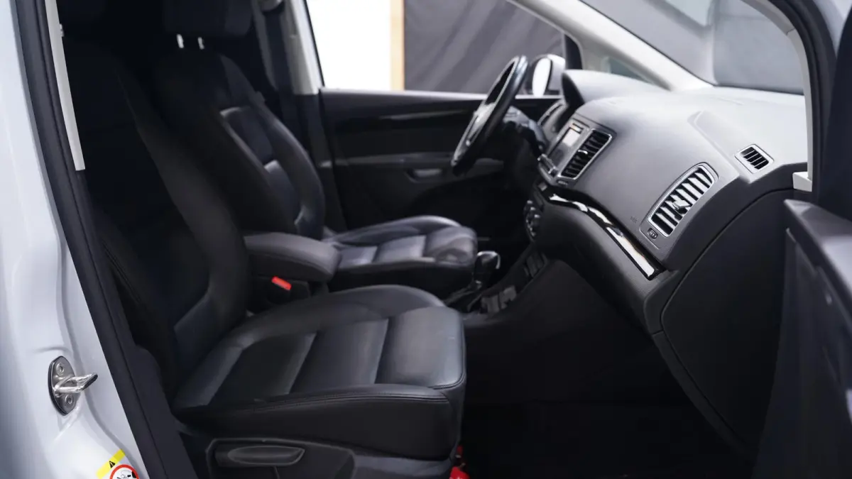 2.0 TDI 150 pk DSG Aut. GRIJS KENTEKEN Trekhaak Navi, Adapt.Cruise, 2x Elek. Schuifdeur, Leder Zwart