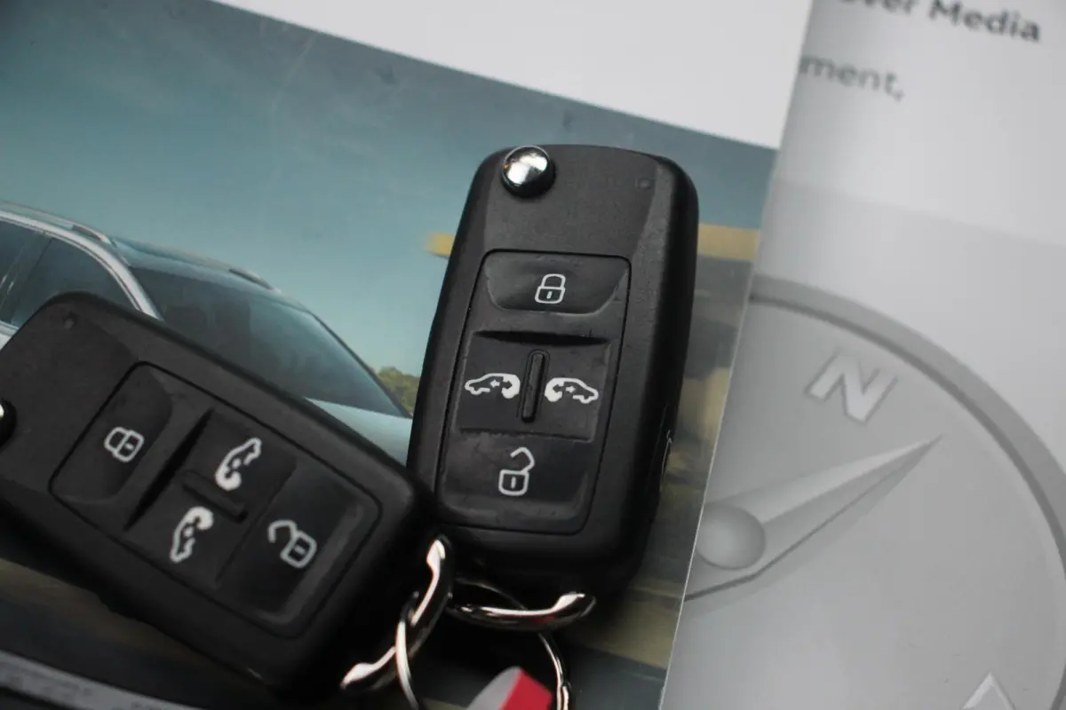2.0 TDI 150 pk DSG Aut. GRIJS KENTEKEN Trekhaak Navi, Adapt.Cruise, 2x Elek. Schuifdeur, Leder Zwart
