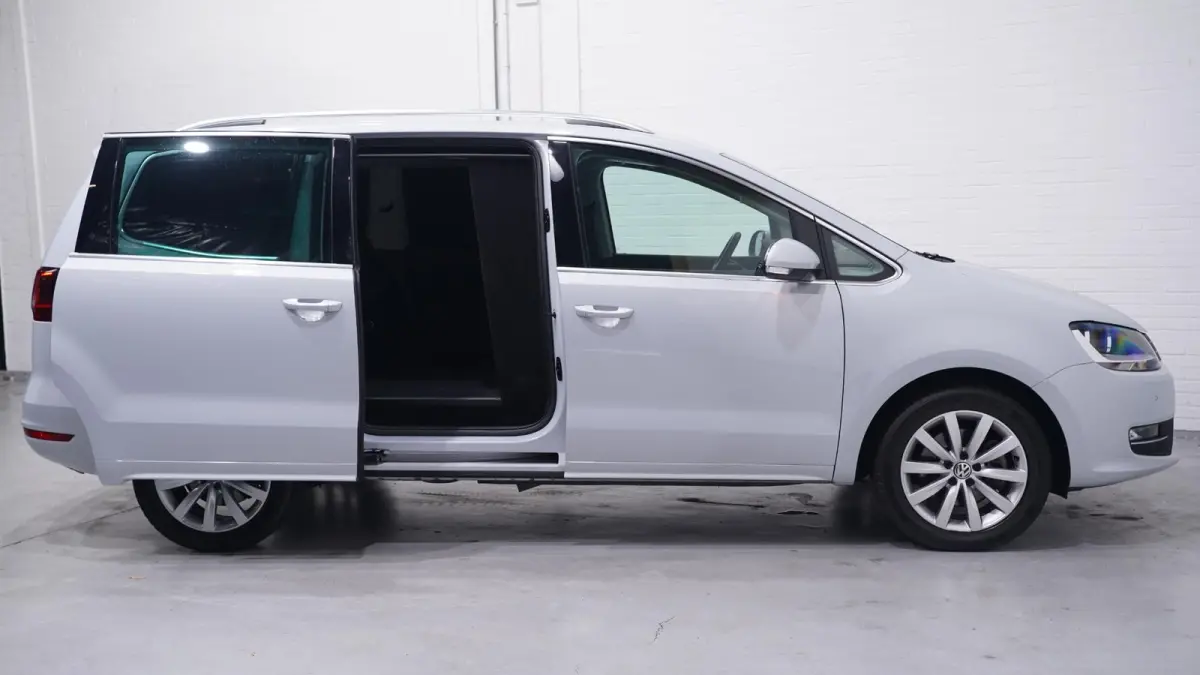 2.0 TDI 150 pk DSG Aut. GRIJS KENTEKEN Trekhaak Navi, Adapt.Cruise, 2x Elek. Schuifdeur, Leder Zwart