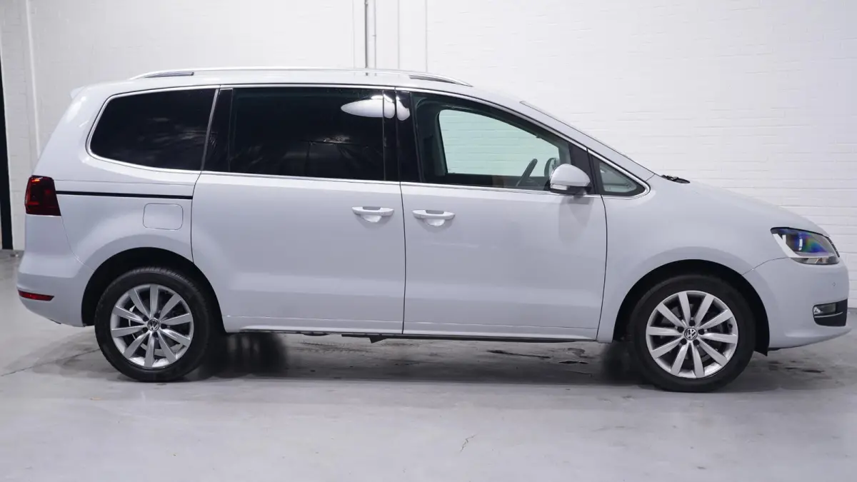 2.0 TDI 150 pk DSG Aut. GRIJS KENTEKEN Trekhaak Navi, Adapt.Cruise, 2x Elek. Schuifdeur, Leder Zwart