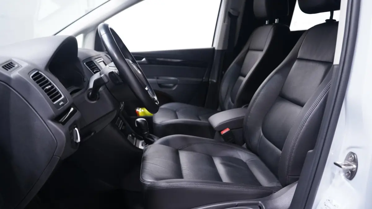 2.0 TDI 150 pk DSG Aut. GRIJS KENTEKEN Trekhaak Navi, Adapt.Cruise, 2x Elek. Schuifdeur, Leder Zwart