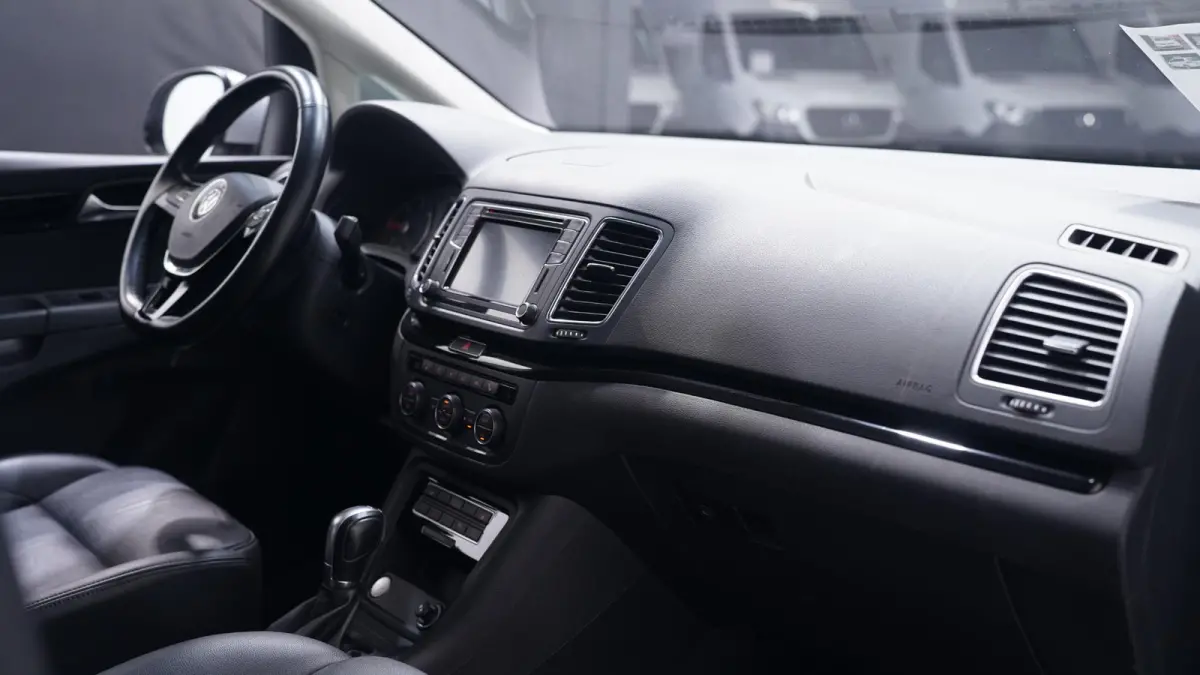 2.0 TDI 150 pk DSG Aut. GRIJS KENTEKEN Trekhaak Navi, Adapt.Cruise, 2x Elek. Schuifdeur, Leder Zwart