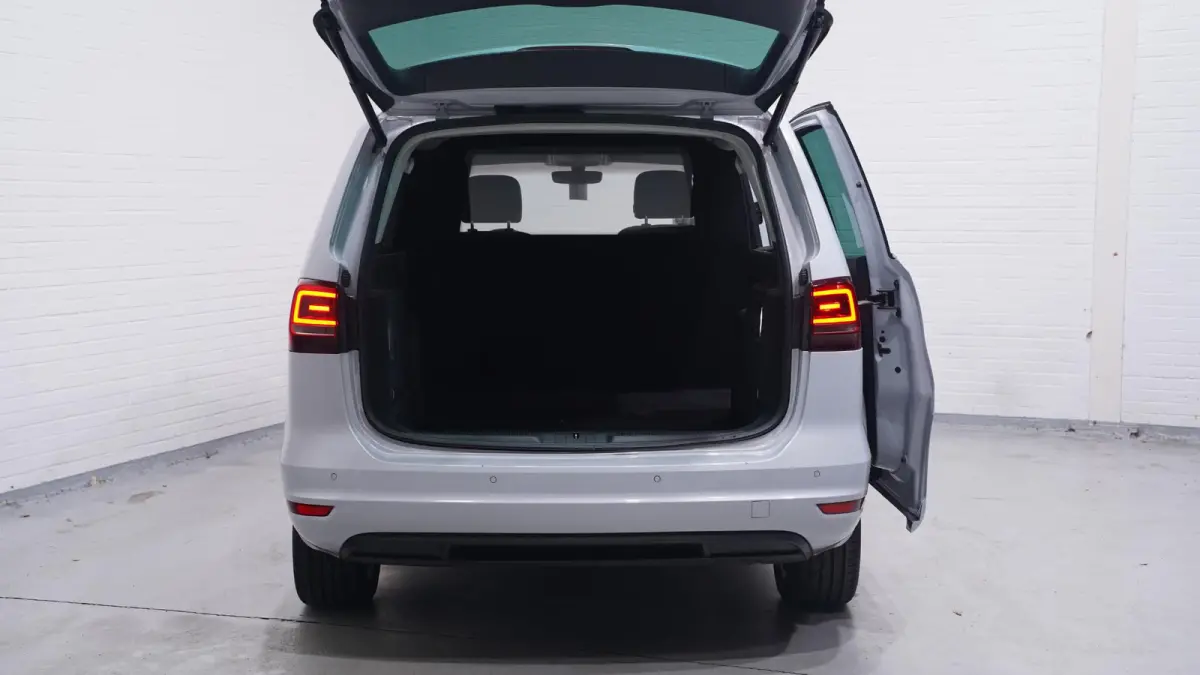 2.0 TDI 150 pk DSG Aut. GRIJS KENTEKEN Trekhaak Navi, Adapt.Cruise, 2x Elek. Schuifdeur, Leder Zwart