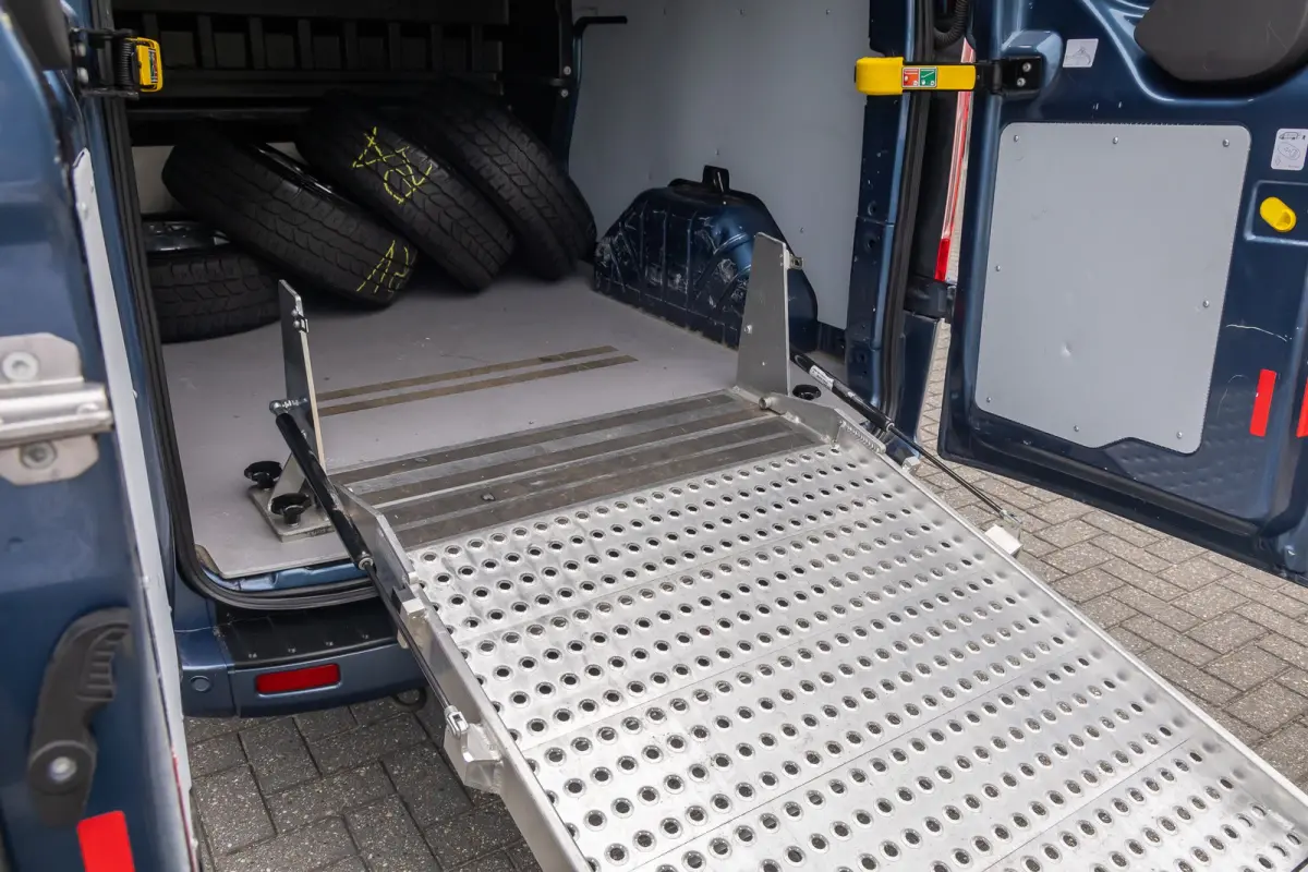 300 2.0 TDCI L2H1 Limited DC | Achteruitrijcamera | Airco | Lichtmetalen velgen 16" | Dubbele schuifdeur | 100% Dealer O.h. | Trekhaak | MARGE | Leder
