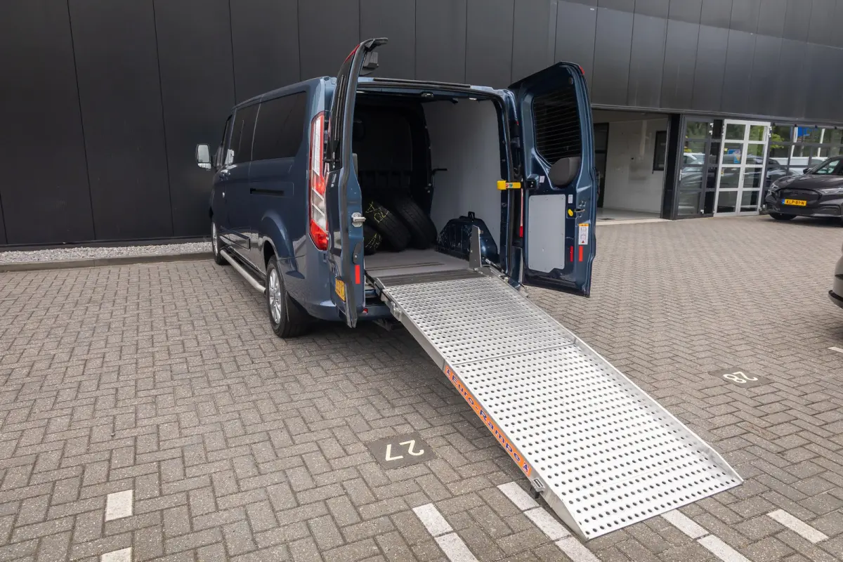 300 2.0 TDCI L2H1 Limited DC | Achteruitrijcamera | Airco | Lichtmetalen velgen 16" | Dubbele schuifdeur | 100% Dealer O.h. | Trekhaak | MARGE | Leder