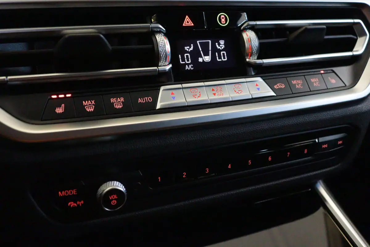 320e | NAVI / APPCONNECT | CLIMA | PDC V+A | STOELVERW | CRUISE |