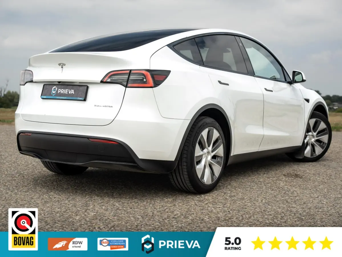 Tesla Long Range AWD | 513 pk | 2023 | Trekhaak | Panorama | Dealer onderhouden Tesla Model Y Long Range AWD | 513 pk | 2023 | Trekhaak | Panorama | Dealer onderhouden