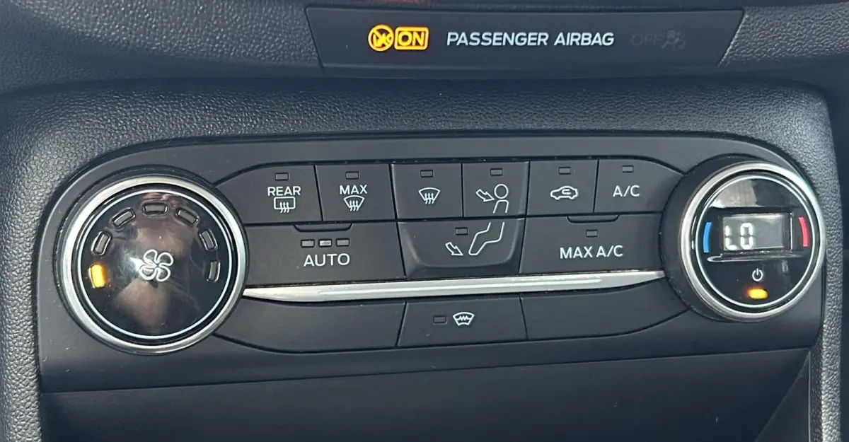 1.0 EcoBoost Titanium 101PK | LUXE | Achteruitrijcamera | B&O Audio | Climate Control | Navigatie | Adaptive Cruise Control | Voorruitverwarming | Parkeersensoren Voor en Achter | Lichtmetal