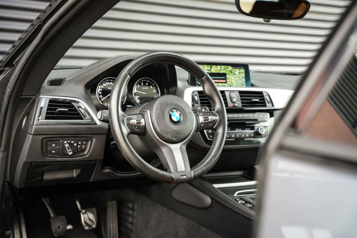 118i Edition M Sport Shadow High Executive | Schuifdak | Leder | Clima | CC | Metalic | Navi prof. | Mooi! |